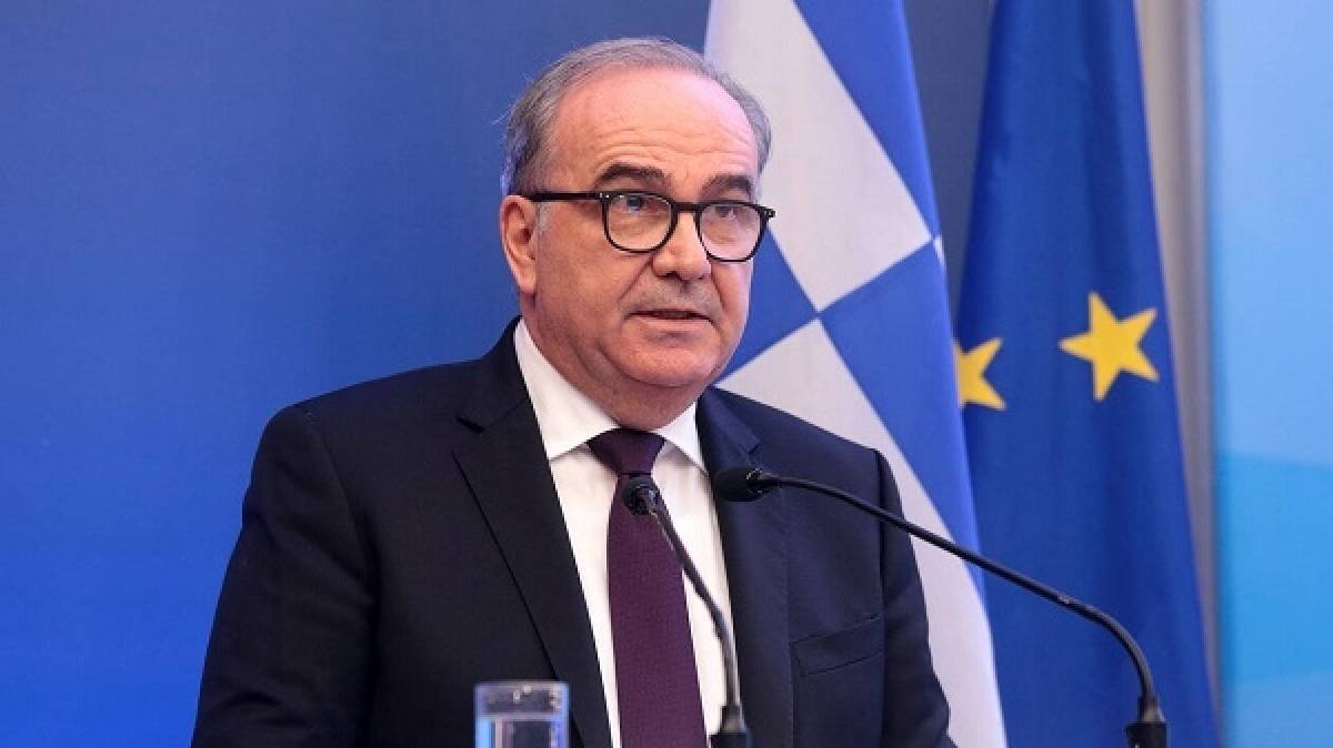 Παπαθανάσης: Μόνο καθιστοί στα πανηγύρια και τις συναυλίες