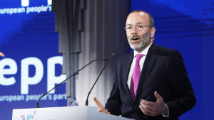 Βέμπερ (ΕΛΚ): Ο Τραμπ χρησιμοποιεί τη στρατιωτική ισχύ των ΗΠΑ για να αποδυναμώσει την Ευρώπη