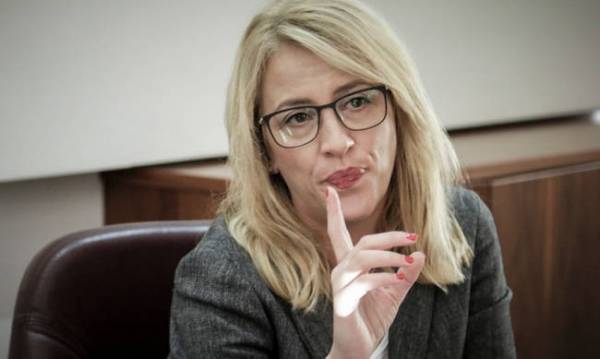 Απάντηση Δούρου σε όσους την αποκάλεσαν «γκεστ» στο Μάτι