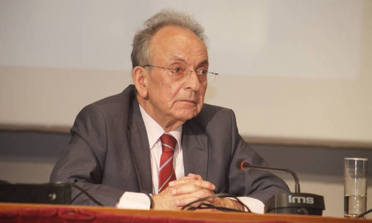 Πλήθος κόσμου στην κηδεία του Δημήτρη Σιούφα