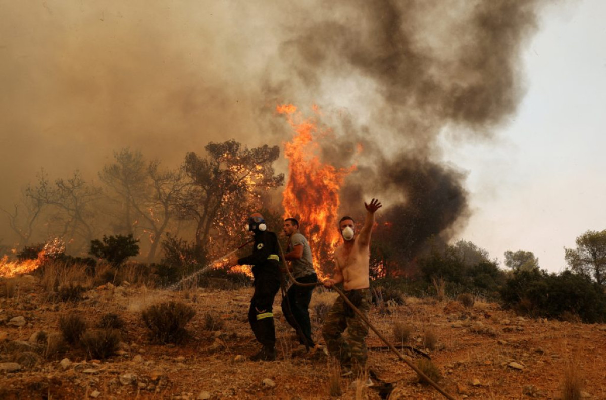 Μεγάλη αναζωπύρωση σε Μάνδρα και Μέγαρα-Eπιχειρούν 22 αεροσκάφη και ελικόπτερα