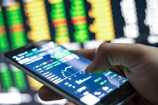 Mid Cap: Δεν έχει τράπεζες, γι’αυτό κερδίζει 42% το 2017!