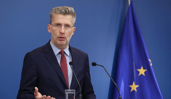 Τράπεζα θεμάτων: Η ΝΔ δίνει τον «μουτζούρη» στους υπηρεσιακούς