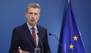 Τράπεζα θεμάτων: Η ΝΔ δίνει τον «μουτζούρη» στους υπηρεσιακούς