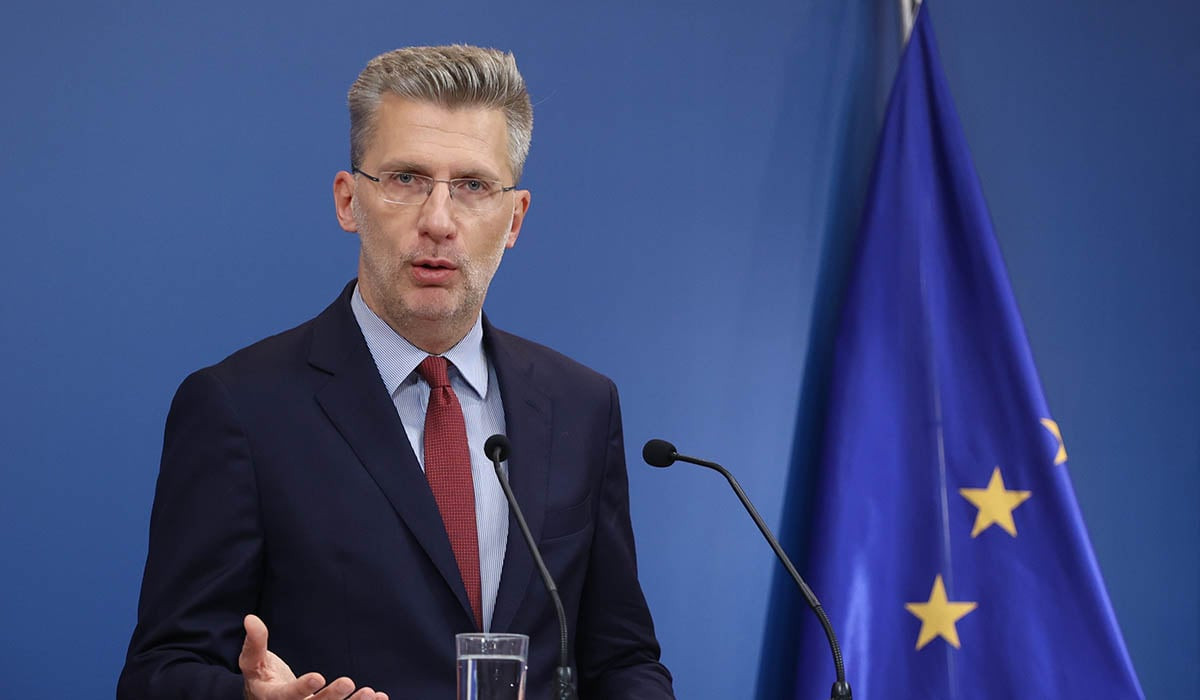 Τράπεζα θεμάτων: Η ΝΔ δίνει τον «μουτζούρη» στους υπηρεσιακούς