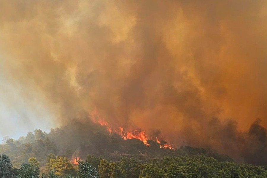 Σε ύφεση η φωτιά στη Ραφήνα – Σε λειτουργία το λιμάνι