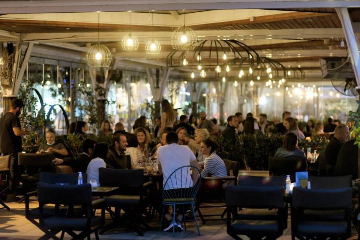 «Ελευθέρας» για τους εμβολιασμένους στη διασκέδαση- Παραμένουν «σαρωτικοί» οι έλεγχοι