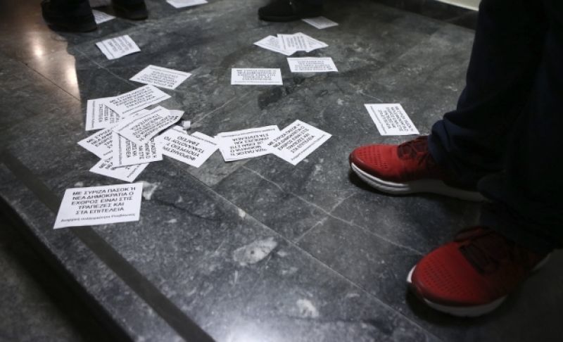 Εισβολή Ρουβίκωνα στο ΕΒΕΑ ενώ μιλούσε ο Τσακαλώτος
