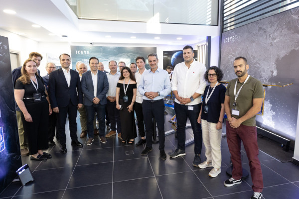 Επίσκεψη Μητσοτάκη στις εγκαταστάσεις της ICEYE – «Να παραμείνουμε στην τεχνολογική αιχμή της προόδου»