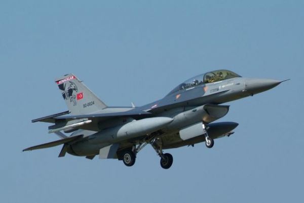 Εικονική αερομαχία και 33 τουρκικές παραβιάσεις