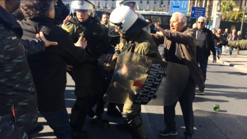 Δημοσκοπήσεις και δακρυγόνα… πνίγουν την κυβέρνηση