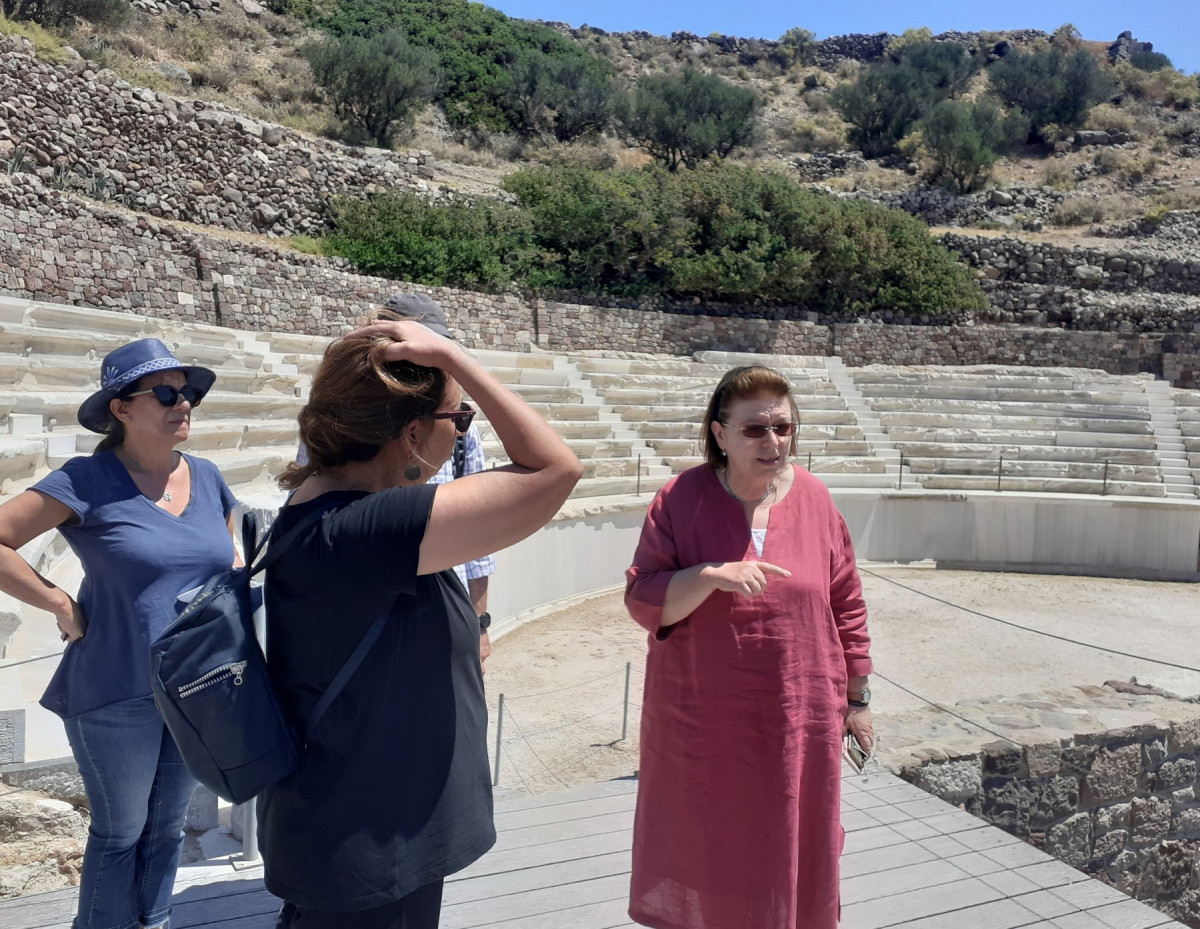 Μενδώνη: Αυτοψία σε μνημεία των Δυτικών Κυκλάδων και προγραμματισμένων έργων