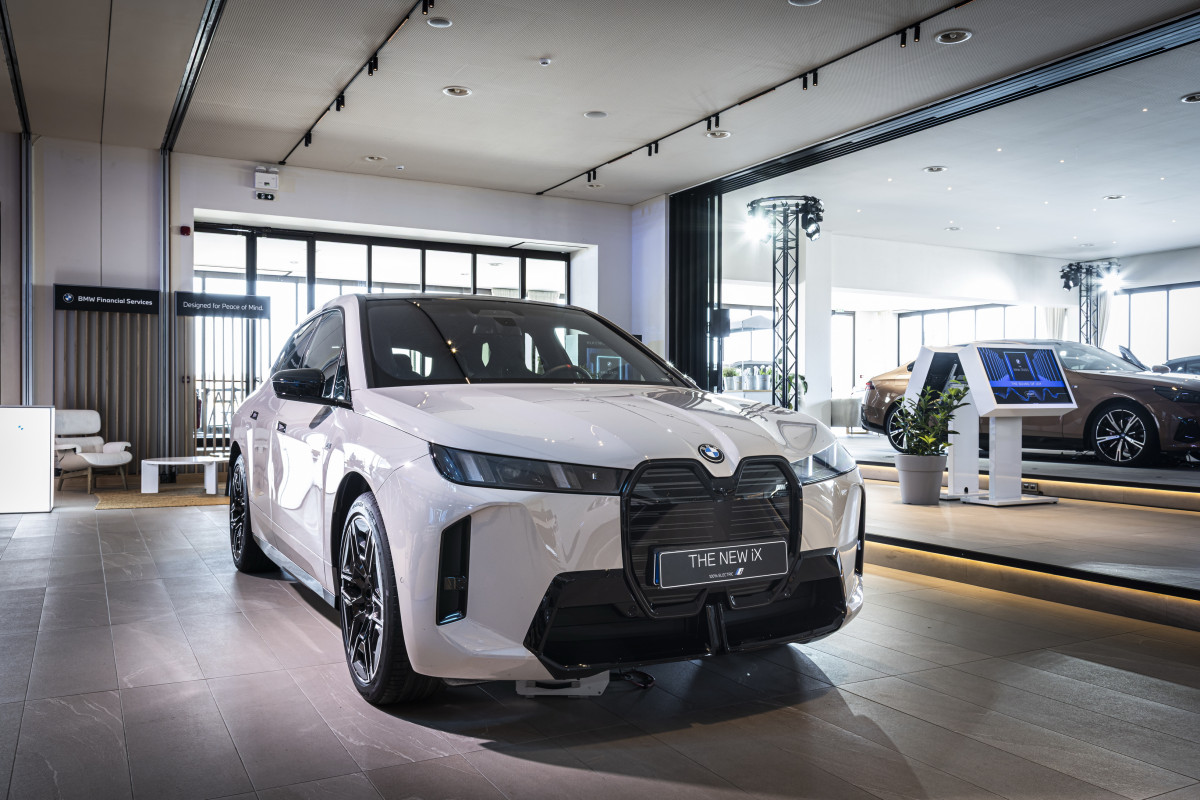 BMW iX: Στην Ελλάδα το νέο SUV που μπαίνει στην πρίζα