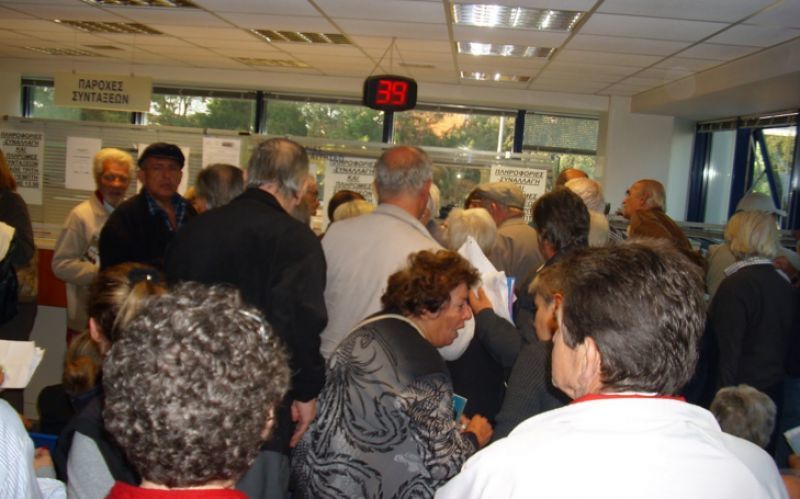 Αύξηση εισφορών για να "σωθούν" οι συντάξεις των 1.000 ευρώ;