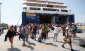 Αδειάζει η Αθήνα-Κορυφώνεται η έξοδος προς νησιωτικούς και ηπειρωτικούς προορισμούς