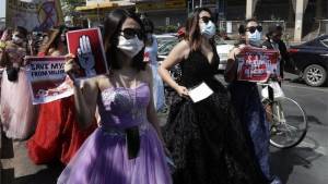 Μιανμάρ: «Φουντώνουν» οι διαδηλώσεις κατά του πραξικοπήματος-Πυροβολήθηκε γυναίκα