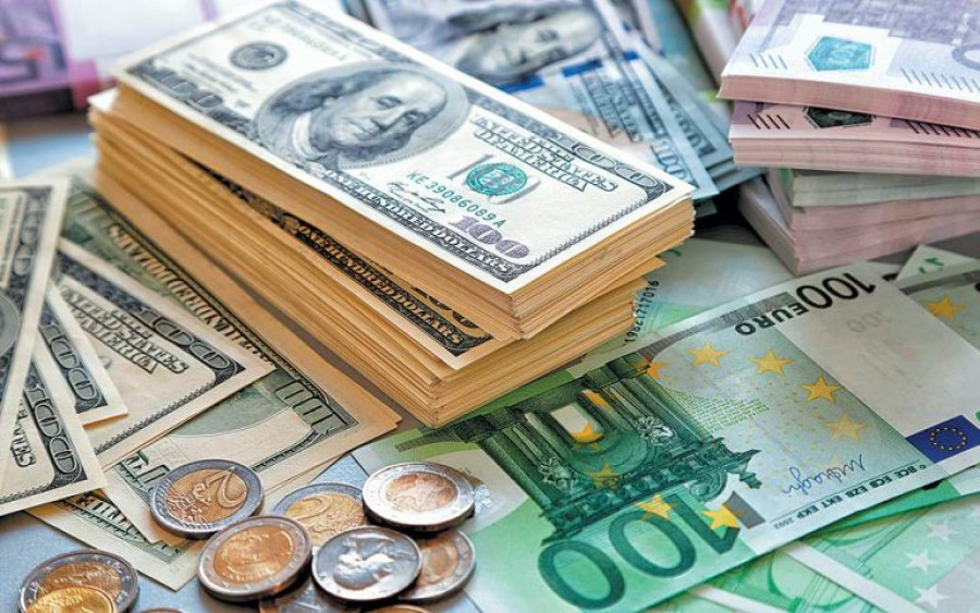 UBS: «Βλέπει» περαιτέρω αποδυνάμωση του δολαρίου-Οι προβλέψεις για το ευρώ