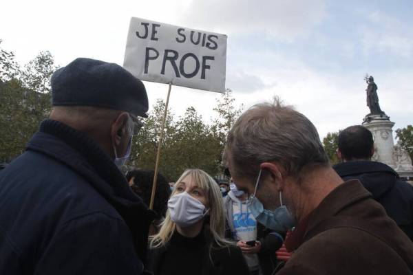 «Je suis prof»:Μαζικές διαδηλώσεις στη Γαλλία για τον αποκεφαλισμό καθηγητή