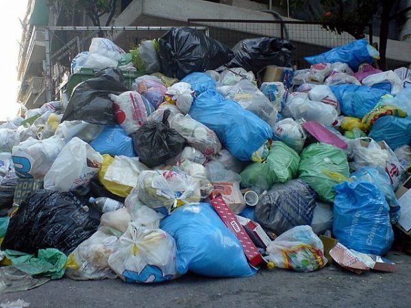 Κυβέρνηση παρατηρητής με τη χώρα πνιγμένη στα σκουπίδια