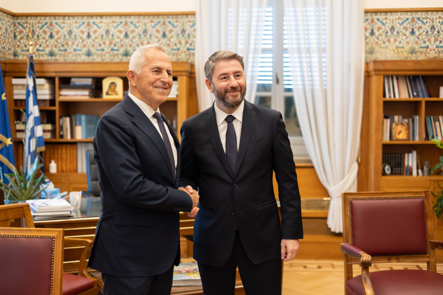«Ναύαρχε, καλώς ήρθες»: Ο Ανδρουλάκης υποδέχθηκε στο ΠΑΣΟΚ τον Αποστολάκη