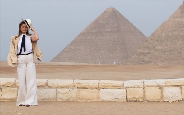 Η Μελάνια στις Πυραμίδες (photos)