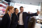 Η βόλτα του Μητσοτάκη στη Λέσβο και η selfie που... συζητήθηκε