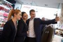 Η βόλτα του Μητσοτάκη στη Λέσβο και η selfie που... συζητήθηκε