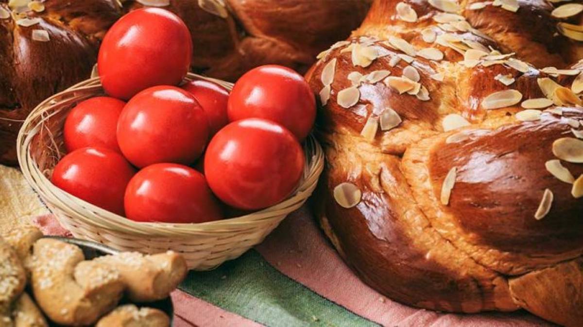 Πασχαλινό τραπέζι: Τι να προσέξουμε σε αμνοερίφια, βαφές αυγών