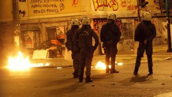 Επίθεση κατά διμοιρίας των ΜΑΤ στα Εξάρχεια