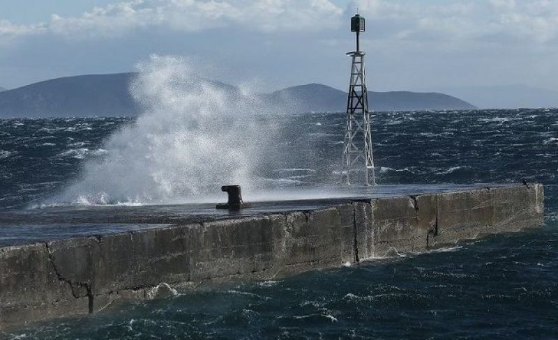 Ικαρία: Μόλος έσπασε στη μέση εξαιτίας των ισχυρών ανέμων
