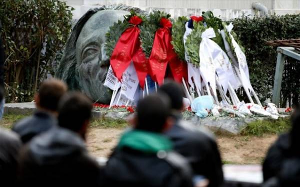 Αντιπροσωπεία της Βουλής κατέθεσε στεφάνι στο Πολυτεχνείο