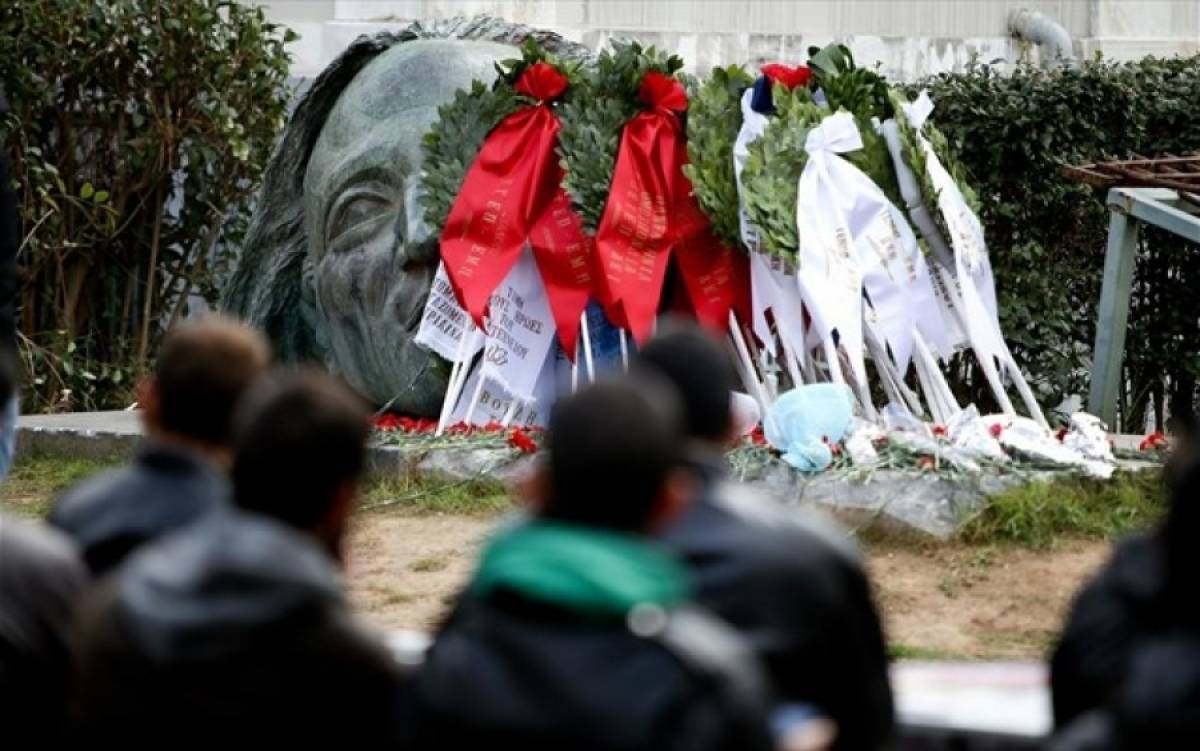 Αντιπροσωπεία της Βουλής κατέθεσε στεφάνι στο Πολυτεχνείο