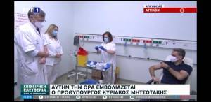 Eμβόλιο: Νοσηλεύτρια απαντά στους συνωμοσιολόγους για τον «ορό στο φιαλίδιο»