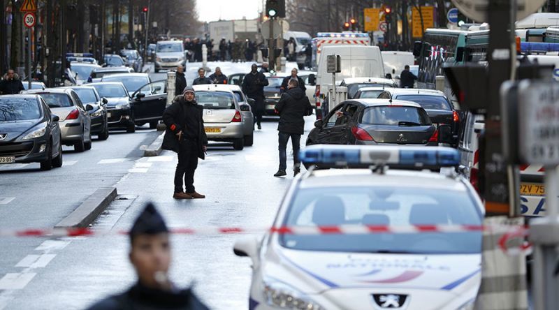 Σοκ στο Παρίσι:Νεκρός άντρας που προσπάθησε να επιτεθεί με μαχαίρι!
