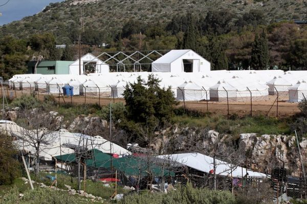 Άνοιξε τις πύλες του το Σχιστό-Έφτασαν οι πρώτοι πρόσφυγες