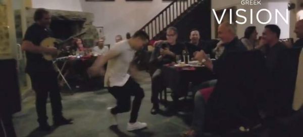 Το χρυσό ζεϊμπέκικο του Πετρούνια (video)