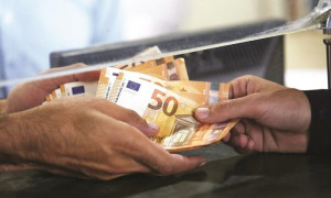 ΟΠΕΚΑ: Ποια επιδόματα καταβάλλονται σήμερα- Ημερομηνίες για τις συντάξεις Απριλίου
