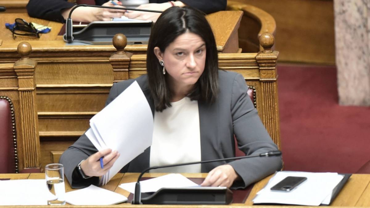 Αμετακίνητη η Κεραμέως: Ο νόμος για την αξιολόγηση θα εφαρμοστεί
