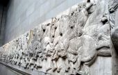 FT: Τα λεηλατημένα γλυπτά του Παρθενώνα ανήκουν στην Αθήνα