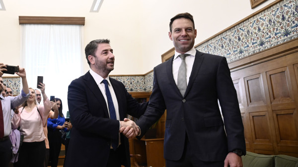 Οι «μεταγραφές αεροδρομίου» του ΠΑΣΟΚ δεν λύνουν το πρόβλημα
