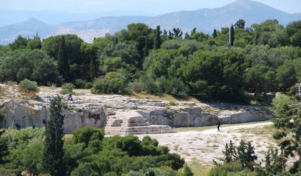 Βανδαλισμούς στην Πνύκα καταγγέλλουν οι φύλακες