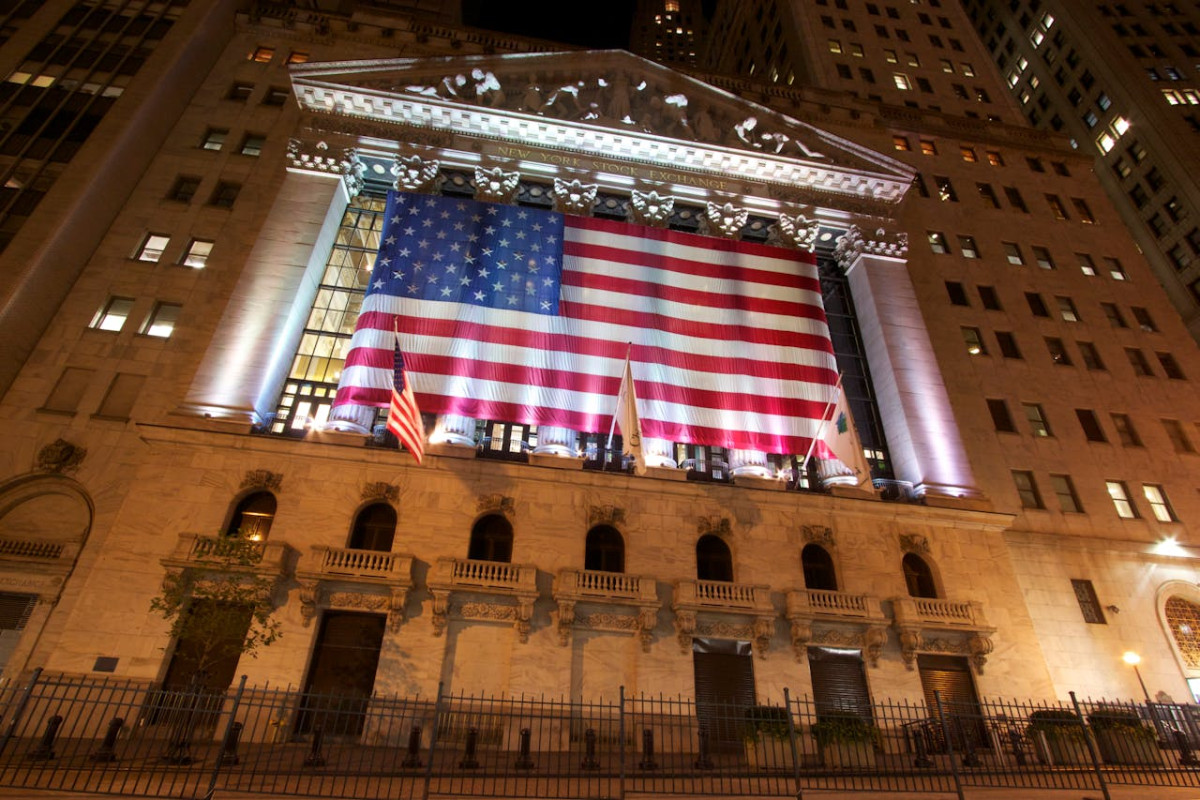 Ράλι στη Wall Street: «Έσπασε» το φράγμα των 20.000 ο Nasdaq, νέο ρεκόρ για τον S&amp;P 500