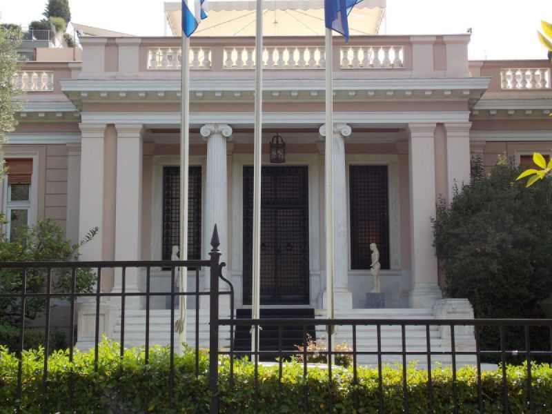 Μαξίμου για Μητσοτάκη: Αντί να παριστάνει τον κουβαρντά, να ψηφίσει τα αντίμετρα