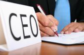 WSJ: Συρρικνώθηκαν 4,6% οι απολαβές των CEO