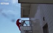 Πήδηξε από τον 30ο όροφο για να σώσει μια γυναίκα (video)