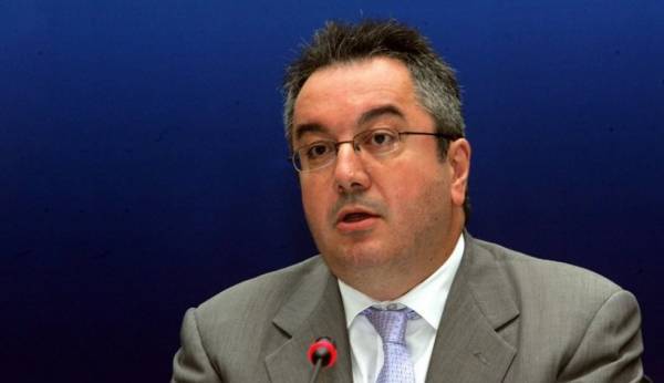 Μόσιαλος για εμβόλιο Pfizer: Προστατεύει και από τις νέες παραλλαγές