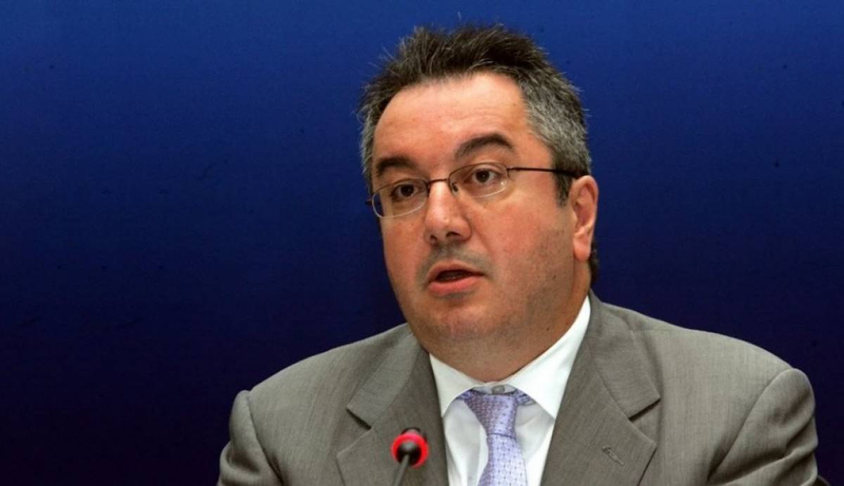 Μόσιαλος για εμβόλιο Pfizer: Προστατεύει και από τις νέες παραλλαγές