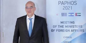 Ο Δένδιας προσκάλεσε τον Τσαβούσογλου να έρθει στην Ελλάδα