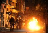 Εξάρχεια: Επιθέσεις κουκουλοφόρων εναντίον αστυνομικών