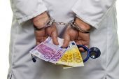 Το φακελάκι πάει σύννεφο: 59χρονος γιατρός ζήτησε 1.000 ευρώ για να χειρουργήσει 20χρονο